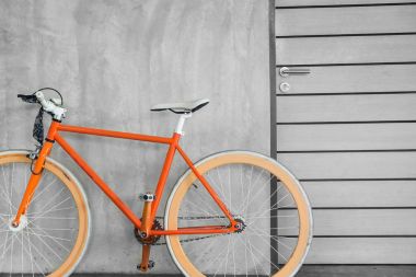 turuncu bisiklet park iç oturma odası modern tarzda dekore