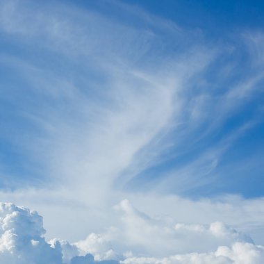 Yukarıda mavi gökyüzü bulut