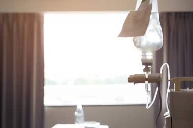 İnfüzyon IV damla serum fizyolojik çözümde tıbbi hasta odası