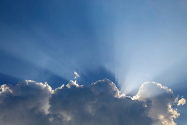 mavi gökyüzü güneş ışınları bulut yukarıdaki aracılığıyla temizleyin