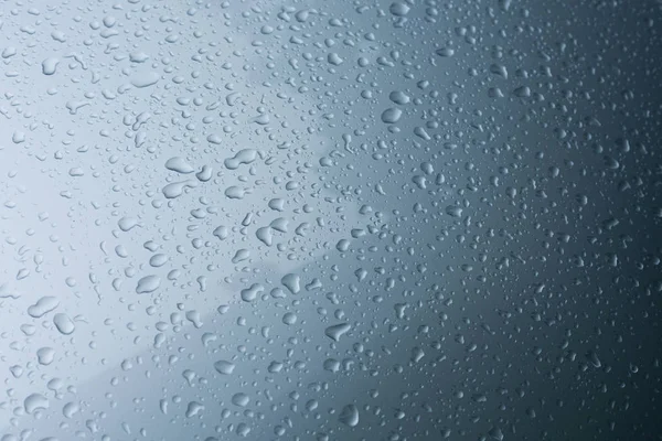 Gotas de lluvia en el coche con revestimiento de vidrio piel de protección — Foto de Stock