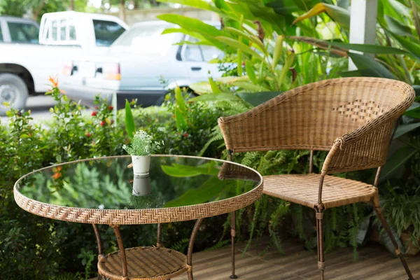 Table en verre et rotin en osier chaise chaise décoration — Photo