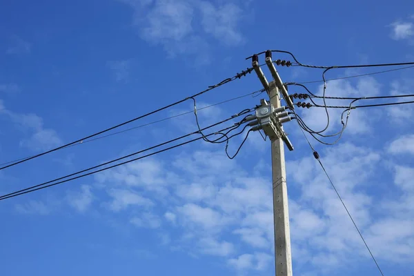 Elektrik elektrik direğinden ve elektrikli tel — Stok fotoğraf