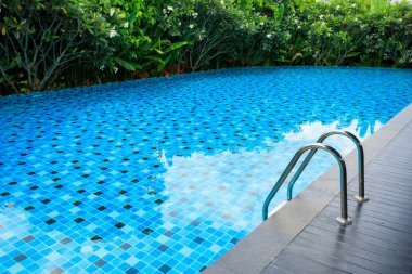 Mavi Yüzme Havuzu etrafında yeşil doğa bahçeli