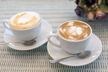 Latte sıcak kahve içecek ve karamel macchiato kafede lezzetli