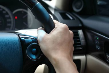 sürücü şoför kontrol direksiyon araç araba el