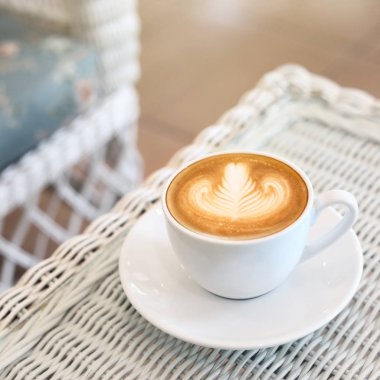 Kalp şekli latte sanat sıcak kahve içecek