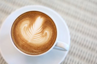 sıcak kahve içecek lezzetli kalp şekli latte sanat