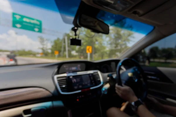 Gambar kabur, orang perjalanan perjalanan jalan mengemudi mobil modern — Stok Foto