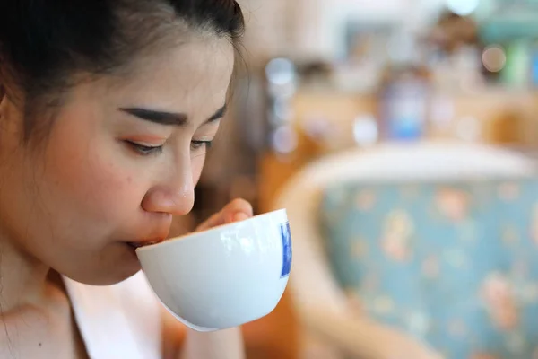 Mulher beber café quente no café — Fotografia de Stock