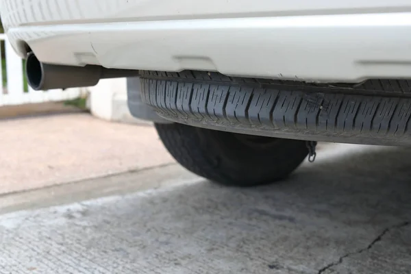 Roda sobresselente do pneu do transporte do carro do veículo — Fotografia de Stock