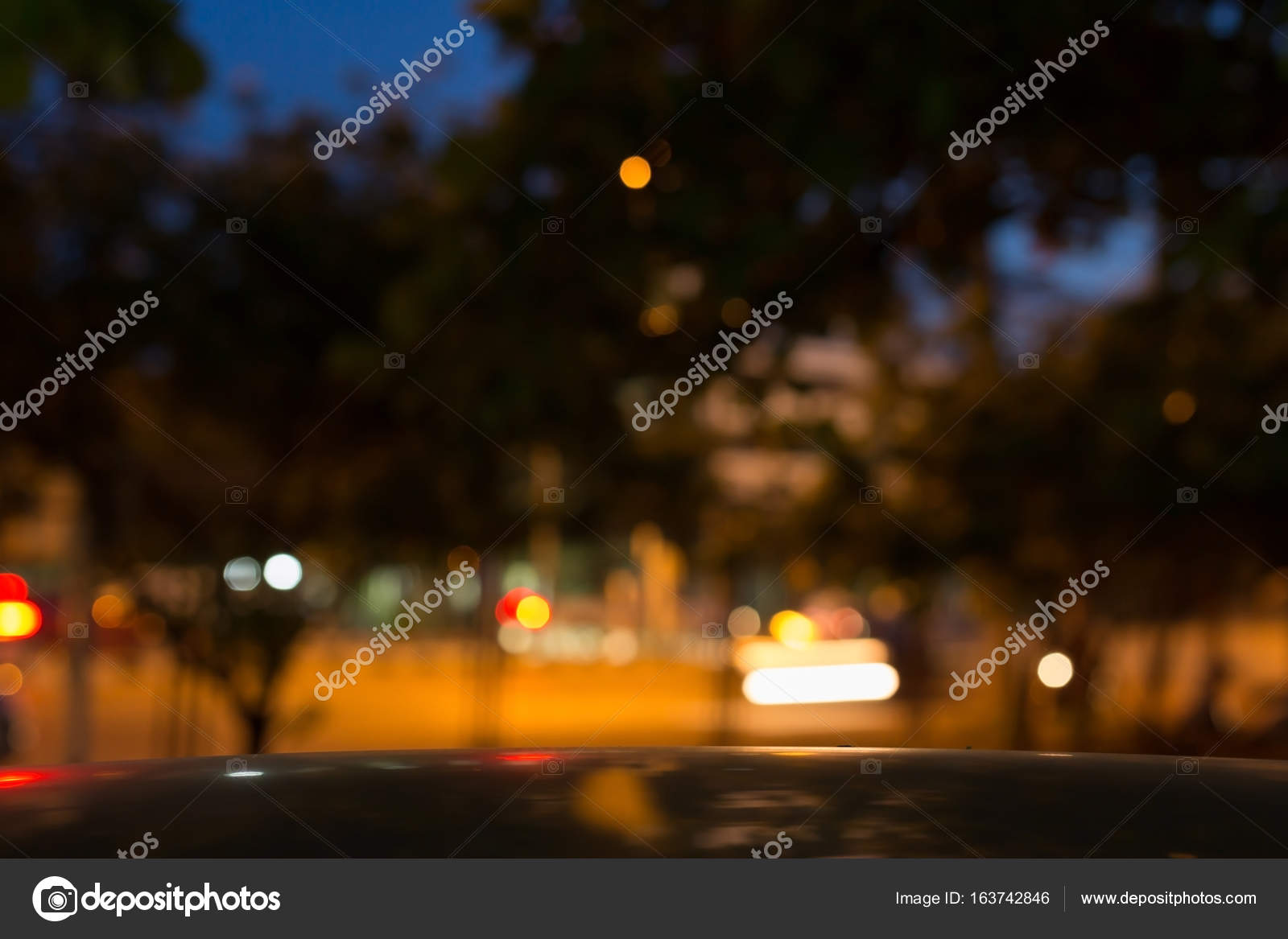 城市街道路边的夜灯 抽象模糊的博克 图库照片 C Sutichak 城市街道路边的夜灯 抽象模糊的博克 图库照片 C Sutichak
