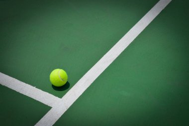 Tenis topu yeşil sahada