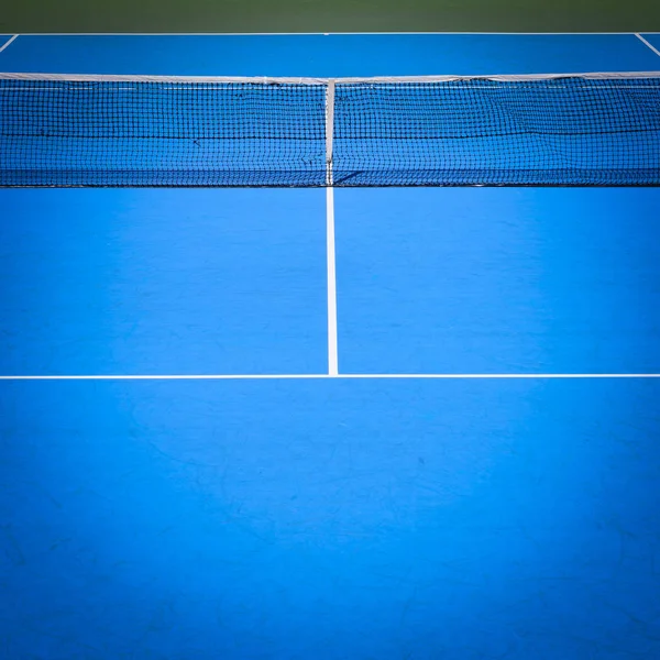 Синий и зеленый теннисный корт — стоковое фото