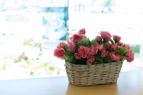 Hermoso ramo rosa rosa flor artificial en la cesta — Foto de Stock