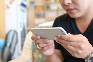 cep telefonu kullanan kişiler