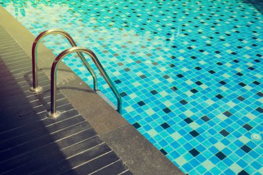 merdiven bar merdiven ile mavi Yüzme Havuzu