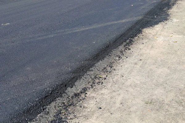 Černého asfaltu výstavby silničního povrchu úroveň s asfaltu — Stock fotografie