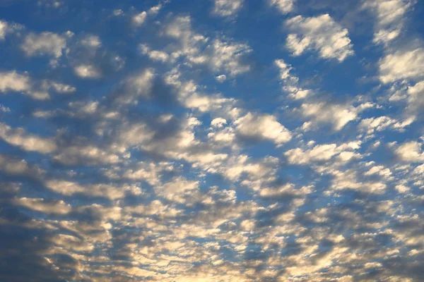 Schöne bewegliche Wolke über dramatisch blauem Sonnenuntergang Himmel bewölkt — Stockfoto