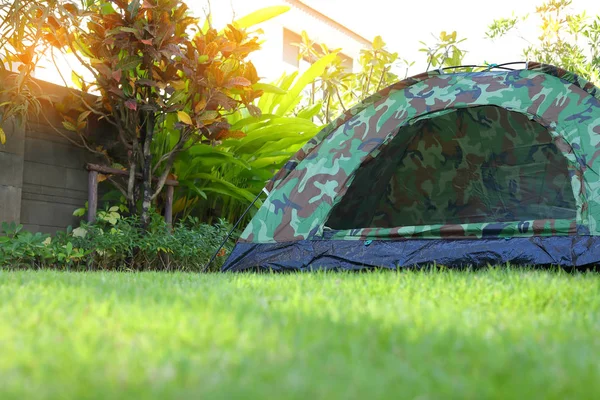 Yeşil çim çim kamp, gezi için ekipman üzerinde kamp çadırı — Stok fotoğraf