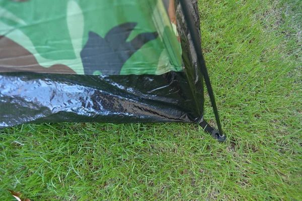 Tent kamperen wild camouflage stijl aard op gazon groen gras — Stockfoto