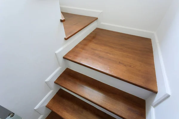 在属性白色现代住宅的实木楼梯 — 图库照片