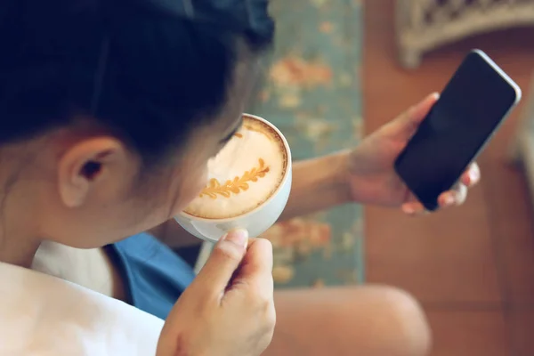 Vrouw met behulp van internet mobiele telefoontechnologie in café koffie — Stockfoto