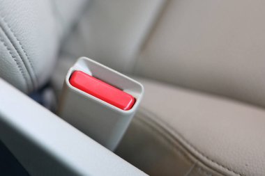 Emniyet kemeri araç araba koltuğu güvenlik düğmesine basın
