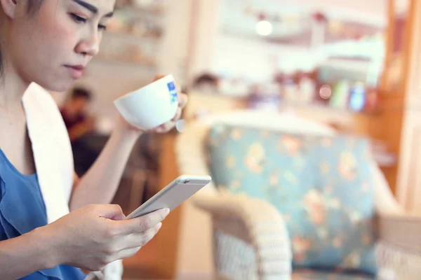 Mujer usando internet tecnología de telefonía móvil en café café —  Fotos de Stock