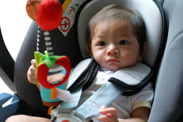 Bebé niño sentado en el asiento del coche con cinturón de seguridad bloqueado — Foto de Stock