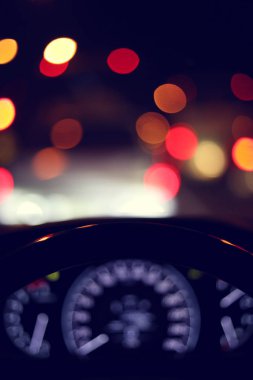 araç araba direksiyon simidi ve bulanıklık bokeh arka plan