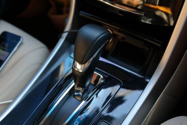 Modern lüks araç park içinde otomatik vites