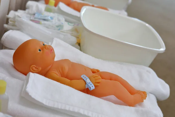 Babypuppe im Kinderzimmer: Eltern schulen Kinderbetreuung — Stockfoto