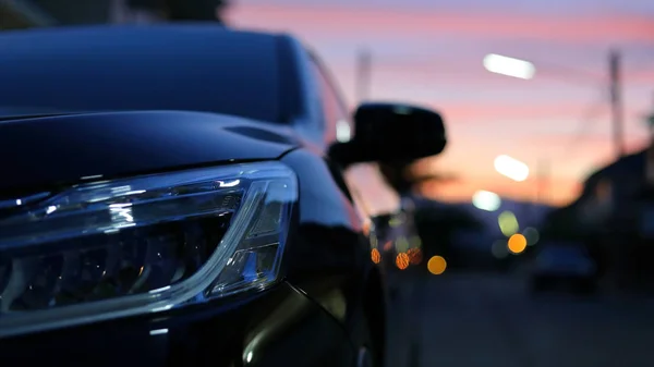 Coche cerrado del vehículo del faro en la calle de la noche — Foto de Stock