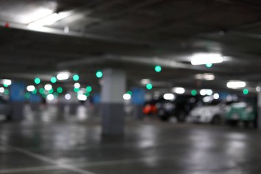 şehirde bina yeraltı otoparkı