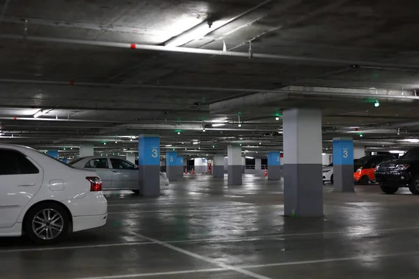 şehirde bina yeraltı otoparkı