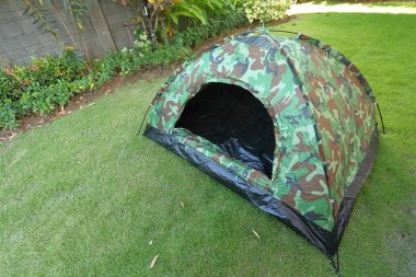 yeşil çim çim kamp, gezi için ekipman üzerinde kamp çadırı