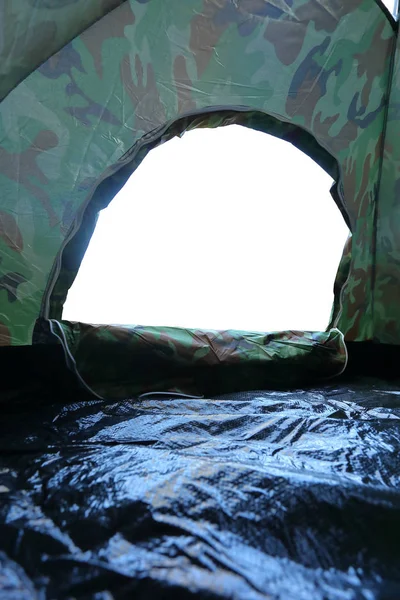 Wewnątrz widok namiot Camp z otwartych drzwi wejście pusty — Zdjęcie stockowe