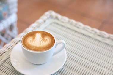 Kalp şekli latte sanat sıcak kahve içecek