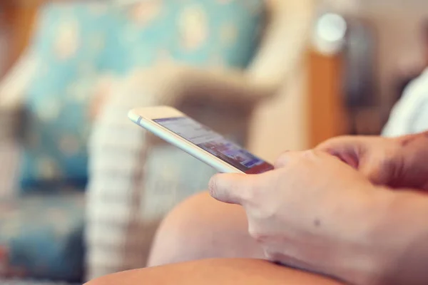 Mensen met behulp van de mobiele telefoontechnologie — Stockfoto