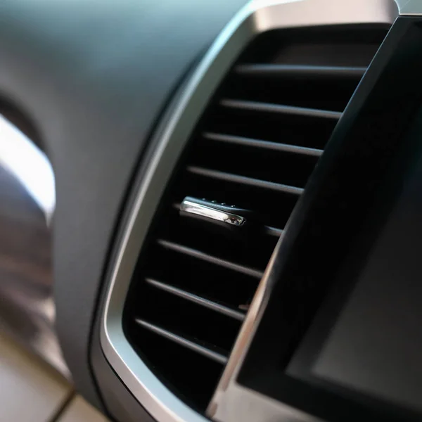 Condição de ar fresco no carro, parte do interior do veículo de luxo — Fotografia de Stock