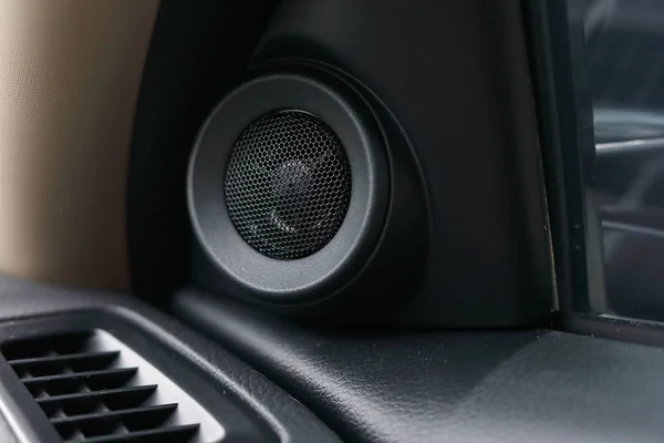 Kleine luidspreker stereo muziek audio in moderne auto — Stockfoto