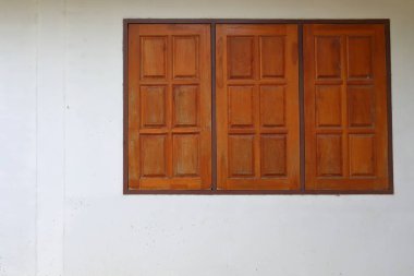 Ahşap pencere beyaz duvarlı bir evde kapalı.