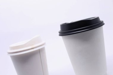 Beyaz arka planda sıcak kahve bardağını kaldırın.