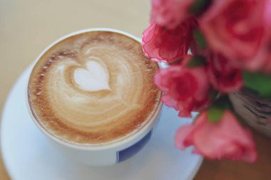 Kafe restoranında sıcak sütlü kahve.