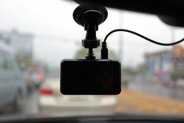 Yağmurlu bir günde arabanın içindeki video kamera kaydedicisi