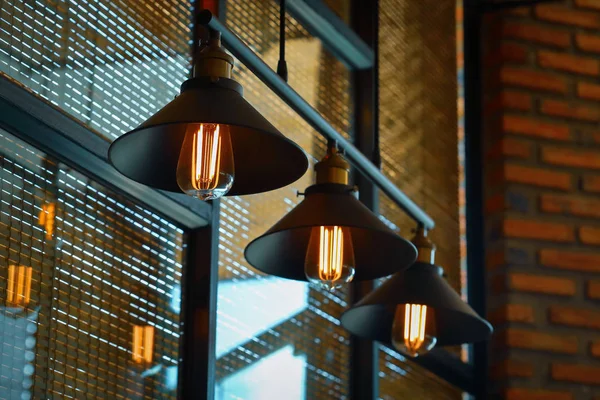 Lampe lumière vintage intérieur dans le café — Photo