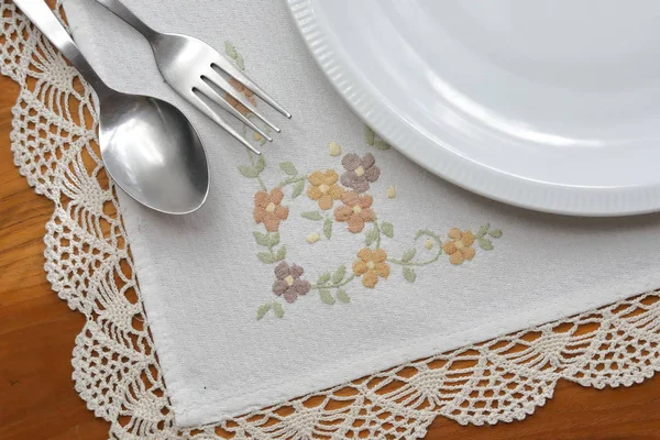 Tischdecke Serviette mit Blumenmuster auf Tisch Frühstück — Stockfoto