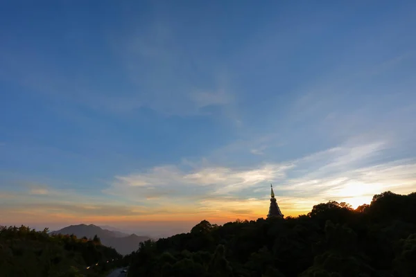 Gyönyörű táj, mérföldkő pagoda a doi Inthanon — Stock Fotó