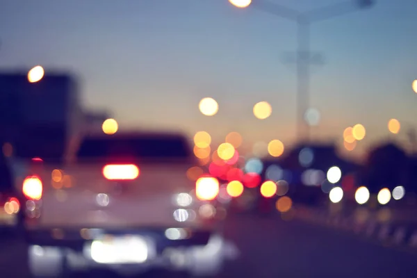Lichtverkehr verwischen, Auto auf nächtlicher Straße fahren — Stockfoto